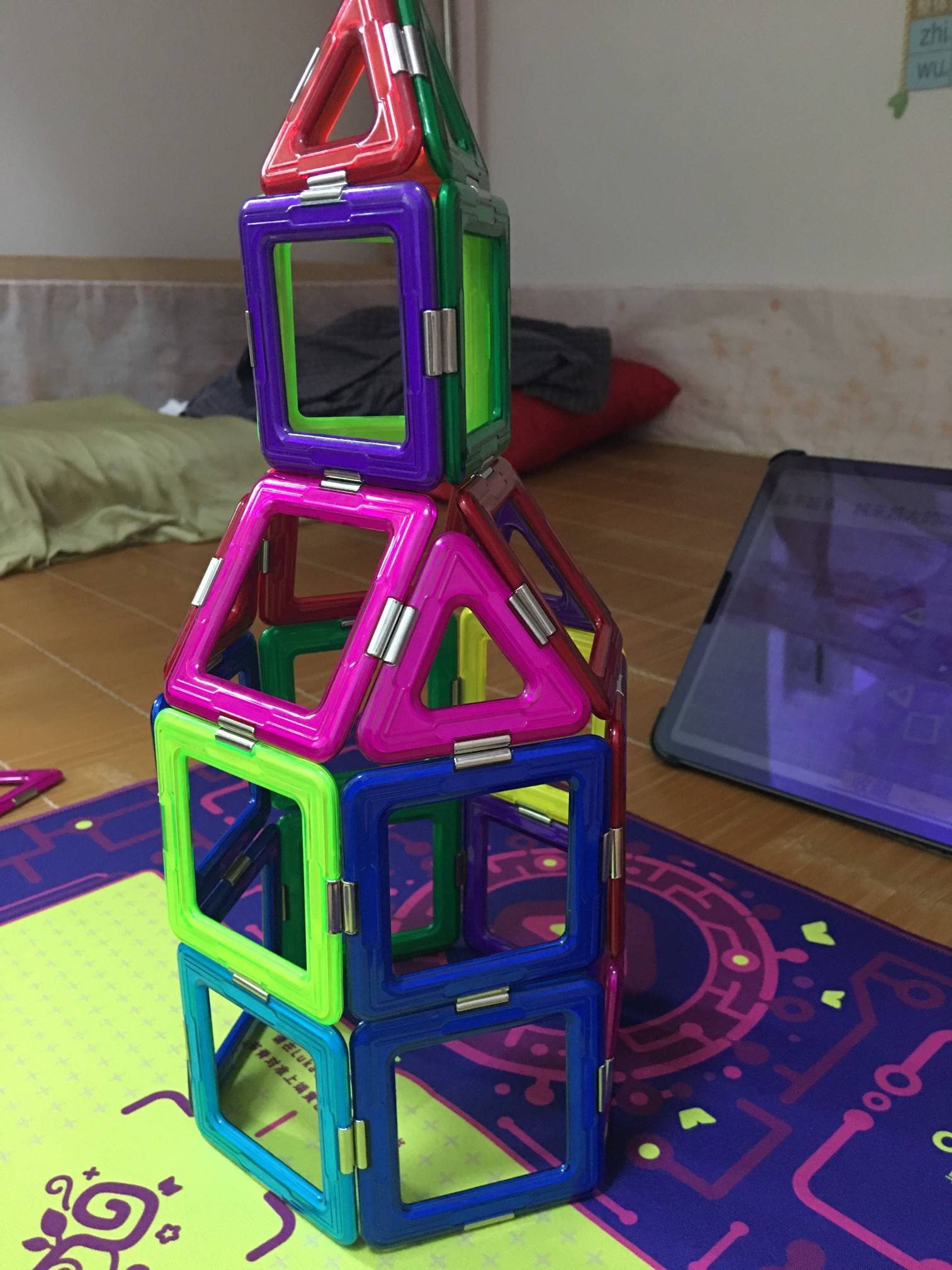 城堡造型是用磁力片拼搭的孩子积木玩具,选自机变酷卡城堡搭建教程下