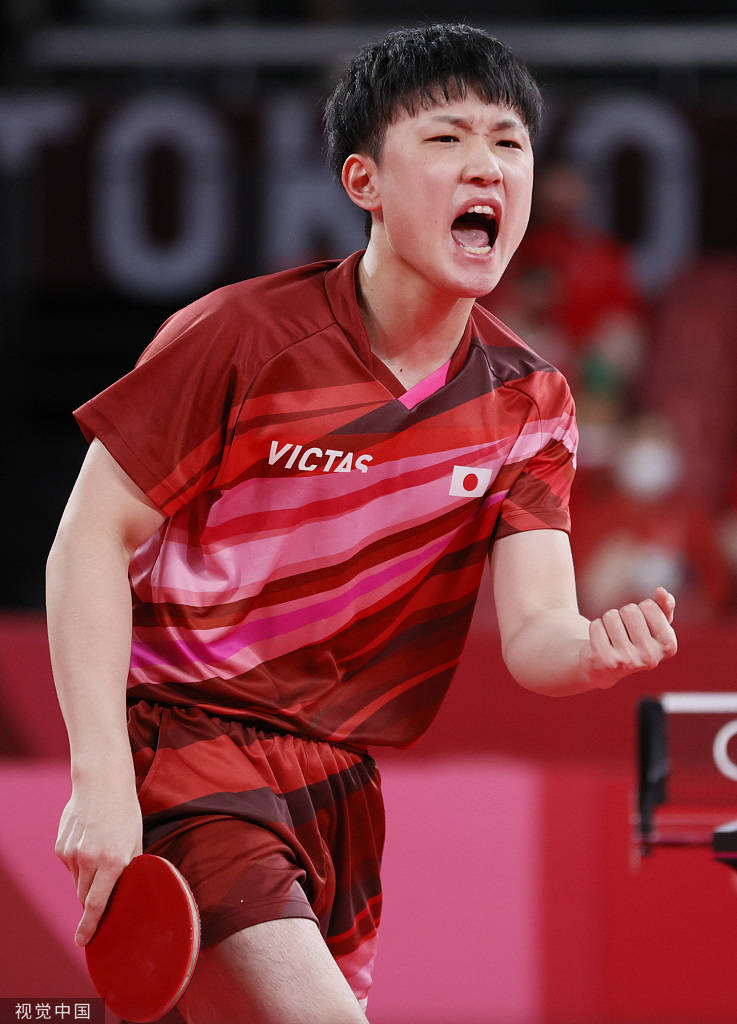 高清图:张本智和爆冷无缘男单八强 赛中挥臂怒吼