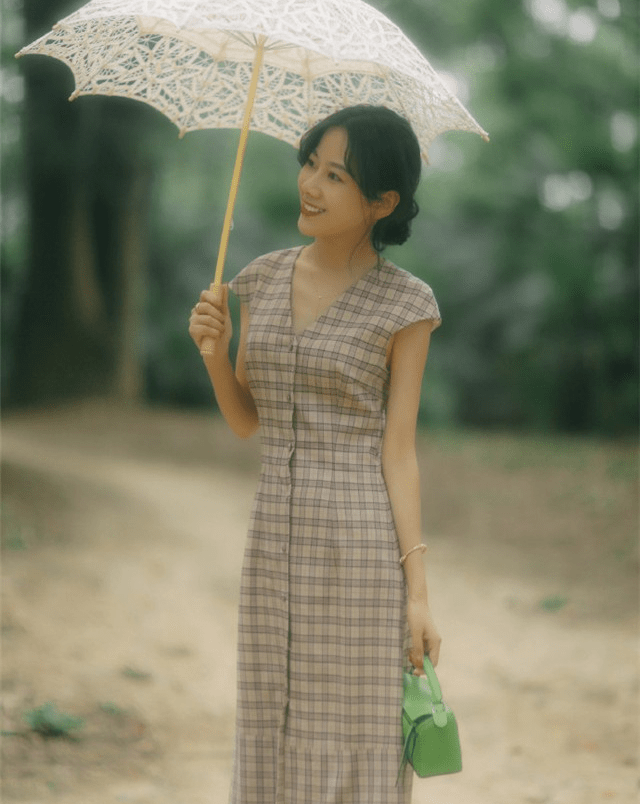 服装|女人再懒,穿裙子也别配丝袜