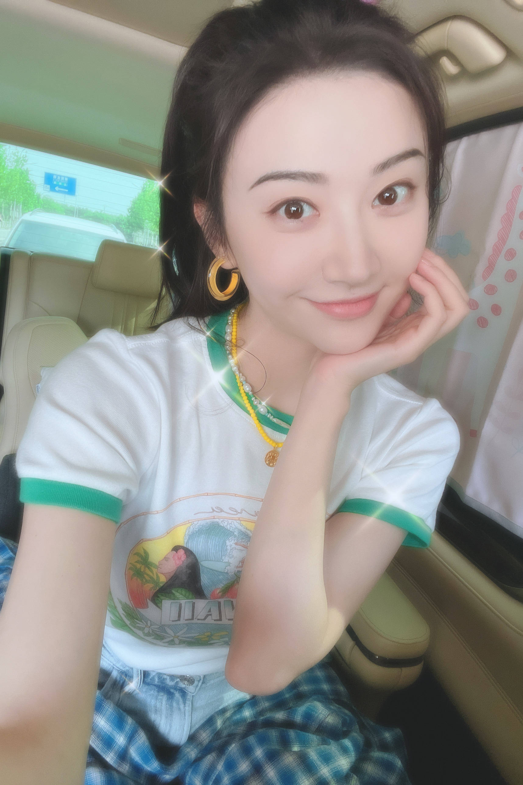 请签收～" 照片中,景甜穿白色印花t恤,对镜比v清新可爱.