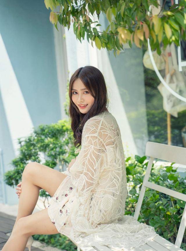 高跟鞋|长发美女吊带连衣裙外搭蕾丝小衫再配一双白色高跟鞋青春靓丽美