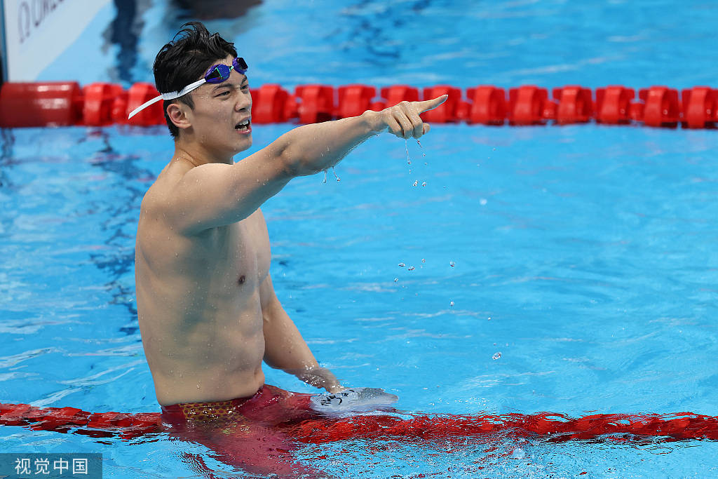 高清图:男子200混颁奖 汪顺展示金牌露腼腆笑容