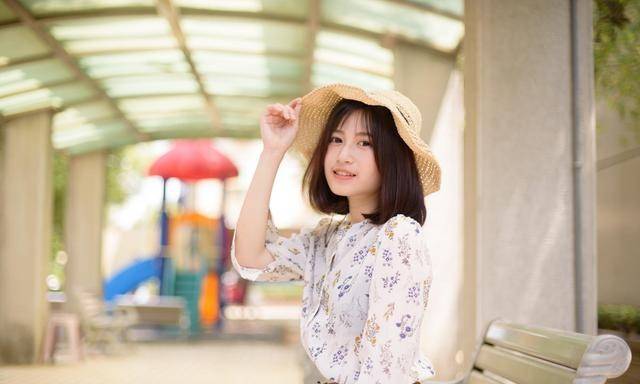文章|清纯无比的碎花小衫，搭配一顶镂空凉帽格外惹人喜爱