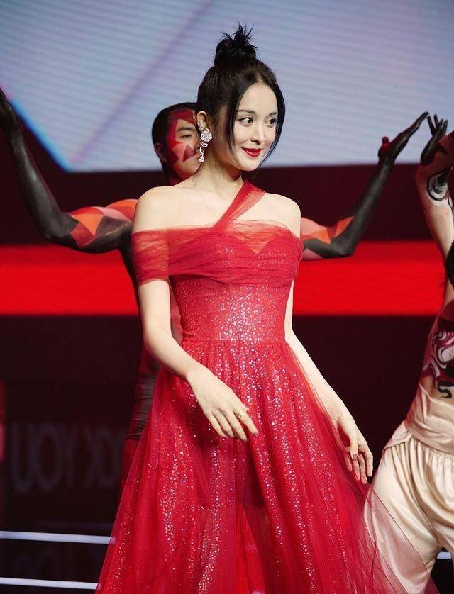 颜色|真挺佩服古力娜扎的身材，这么“透”的裙子也能穿，但不显低俗