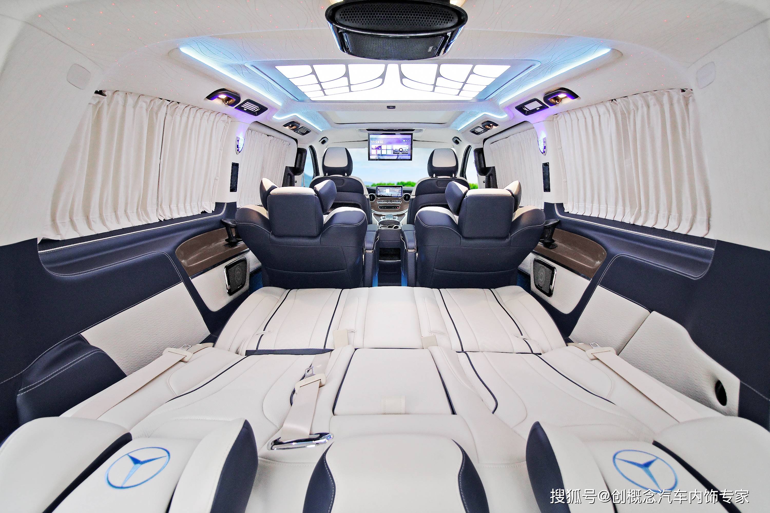 深圳奔驰v260七座无隔断内饰改装,蓝白色双开门,这才是应有的品位_搜