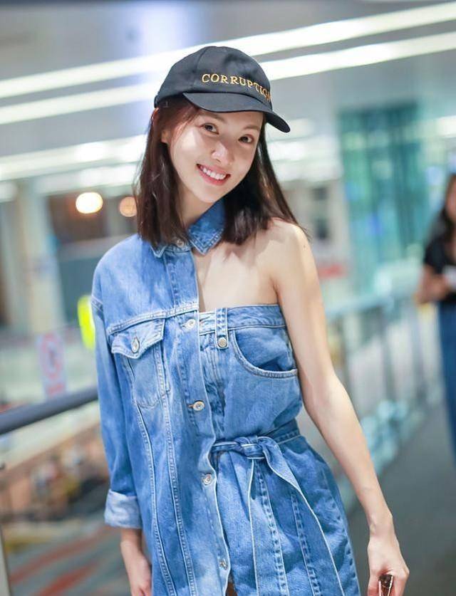 私下里|金晨私下里也跟走T台似的，穿牛仔外套还少一块布，看着真够个性