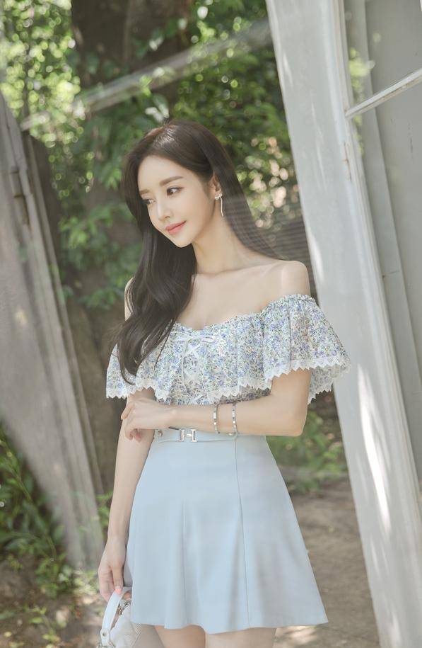 文章|韩国网红模特孙允珠波斯尼亚风夏日碎花修身抹肩上衣网拍