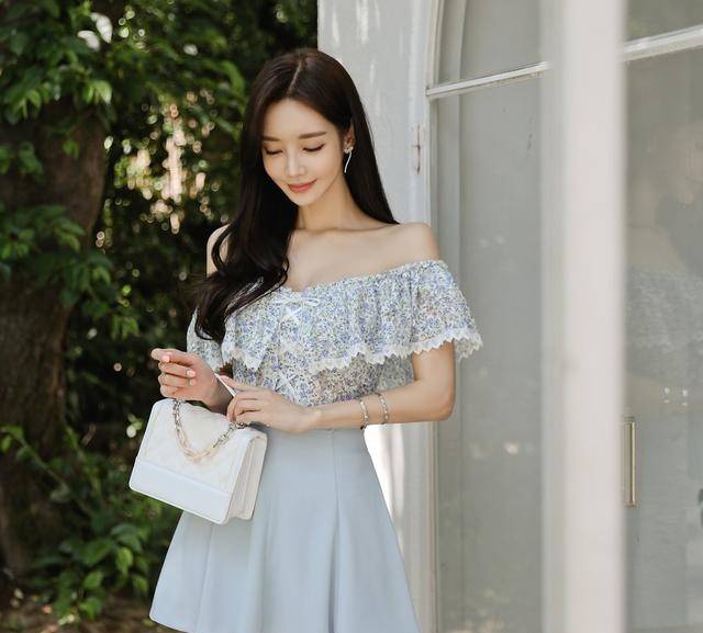 文章|韩国网红模特孙允珠波斯尼亚风夏日碎花修身抹肩上衣网拍