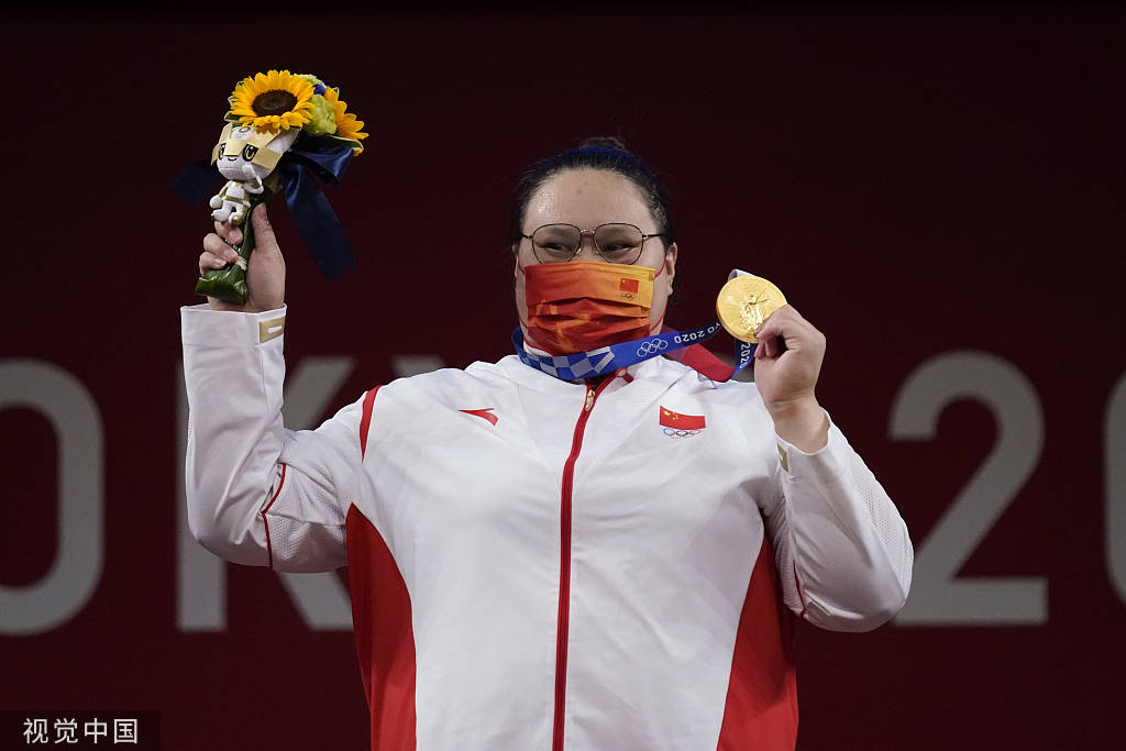 高清图:女举87公斤以上级颁奖 李雯雯可爱比心