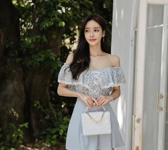 文章|韩国网红模特孙允珠波斯尼亚风夏日碎花修身抹肩上衣网拍