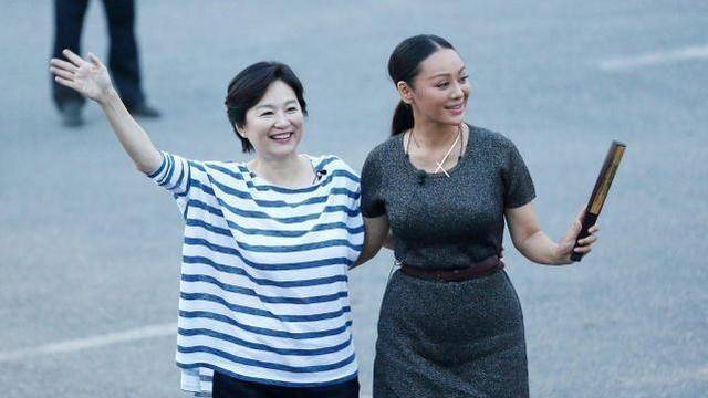 颜色|宁静的身材真绝了，穿着保守的裙子也藏不住，林青霞穿得倒挺随意