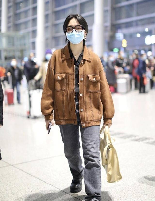 服装|周笔畅私底下真接地气，头发随便抓一抓就出门，素颜出镜也不在乎