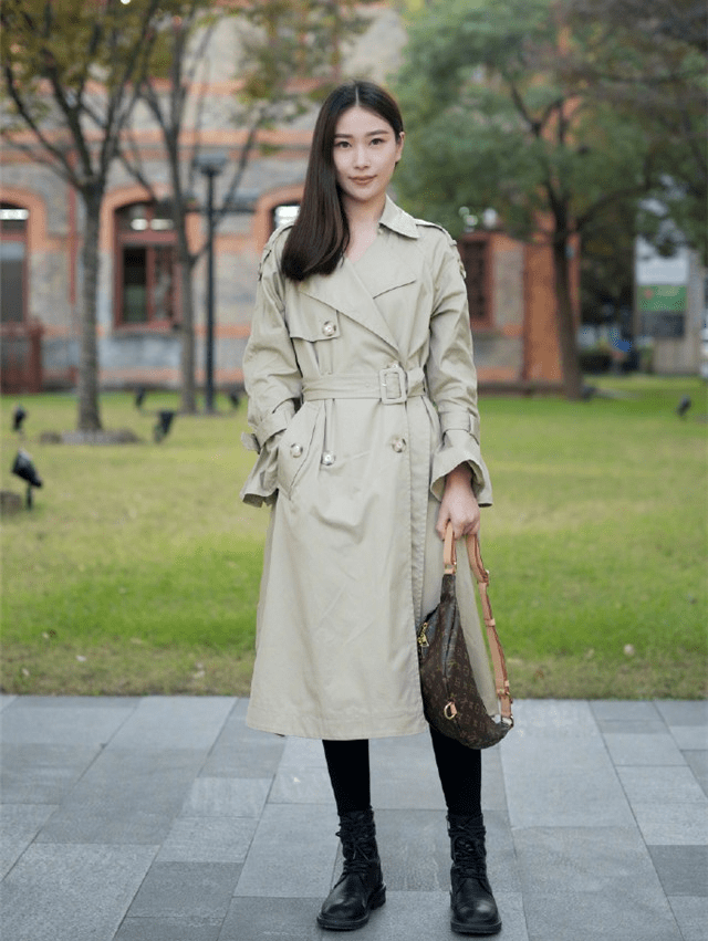 运动鞋|穿长风衣时，最好别配这2双鞋