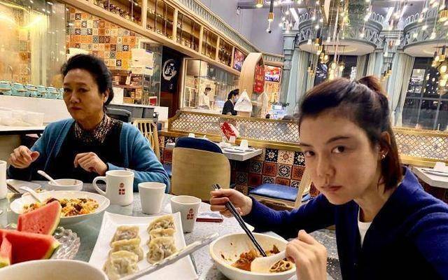 王丽云|车晓与母亲久违同框,吃饭节俭不浪费,难怪车晓瘦成了这样