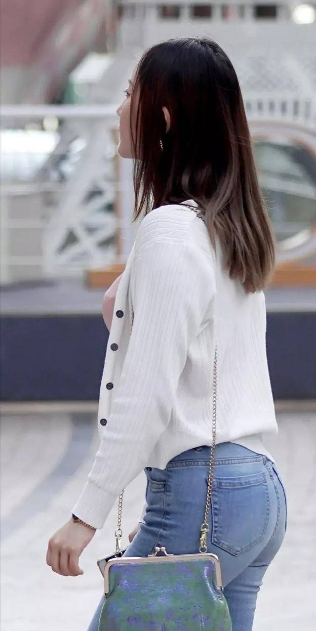 生活|粉色丝绸吊带外搭白色针织开衫，基础款衣服穿出时髦感和优雅气质