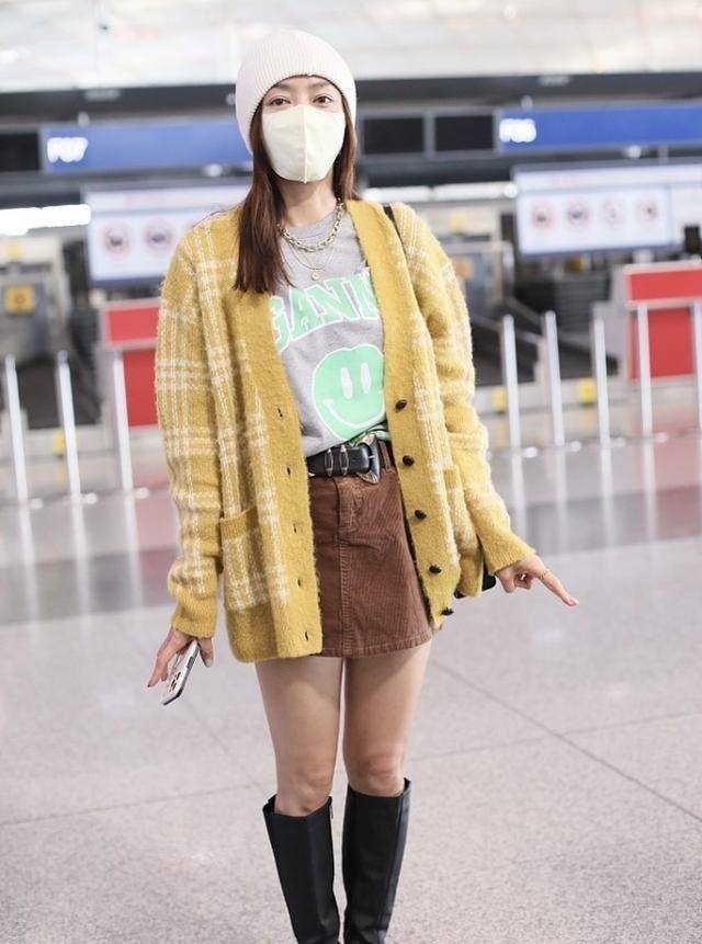 牛仔|秦岚这腿真够细的，穿长靴靴口还有缝，戴大金链子也不显俗气