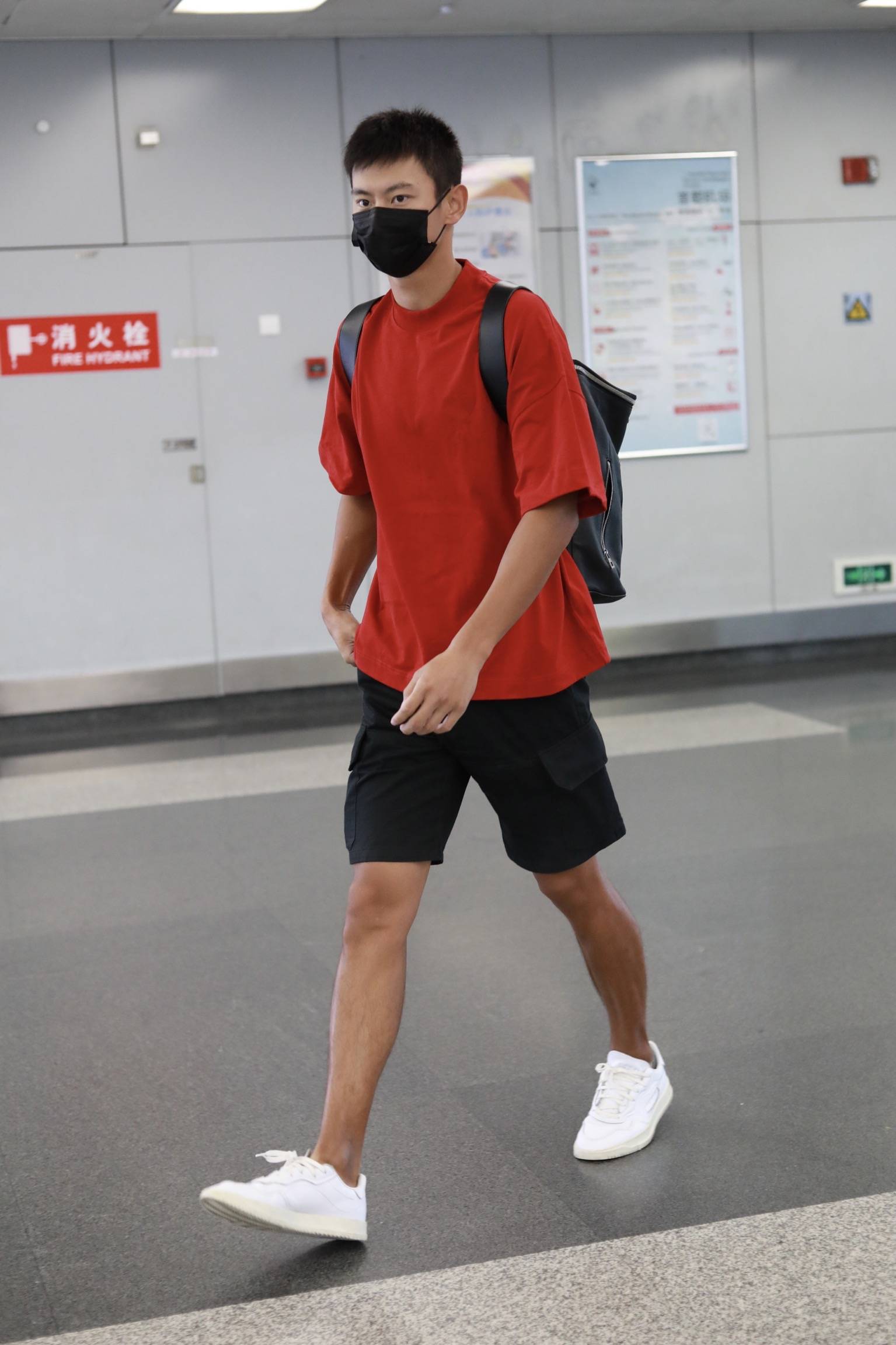 宁泽涛奥运期间穿大红t超man亮相 健康肤色状态佳