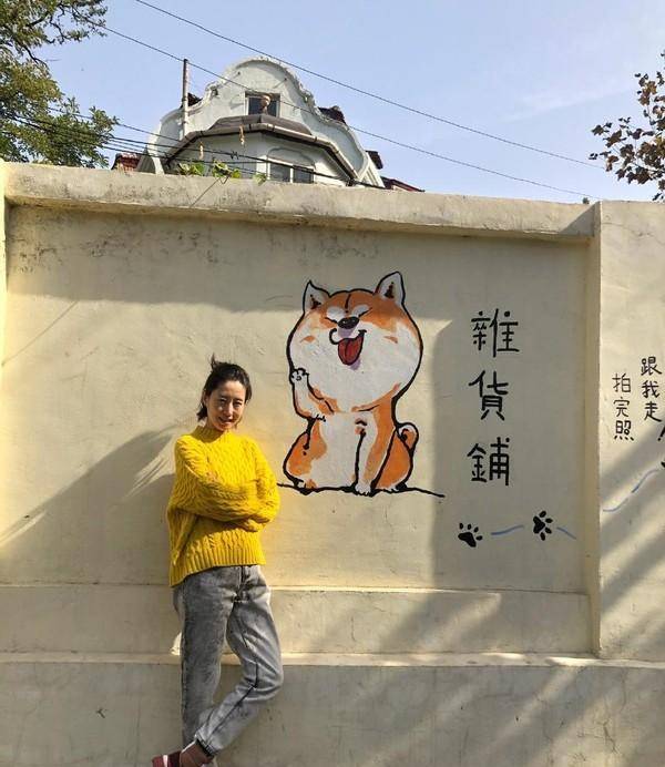 刘敏涛|刘敏涛也开始扮嫩了，粉色卫衣配牛仔裤，素颜看着也没啥皱纹