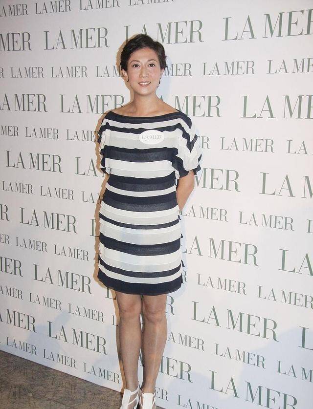 吴绮莉身材真是挺好的穿个二分衣秀小蛮腰一点赘肉都看不出