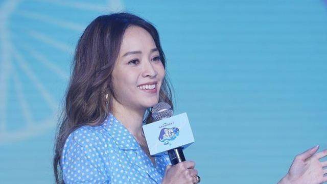 李娜|侯佩岑和李娜同框，两人都穿蓝色，但明星和运动员的差别看出来了