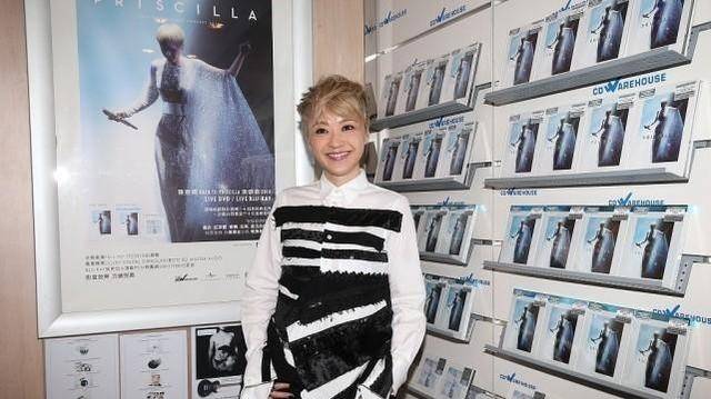服装|陈慧娴是咋保养的？65年出生的看不出啥皱纹，穿白裙还挺干净的