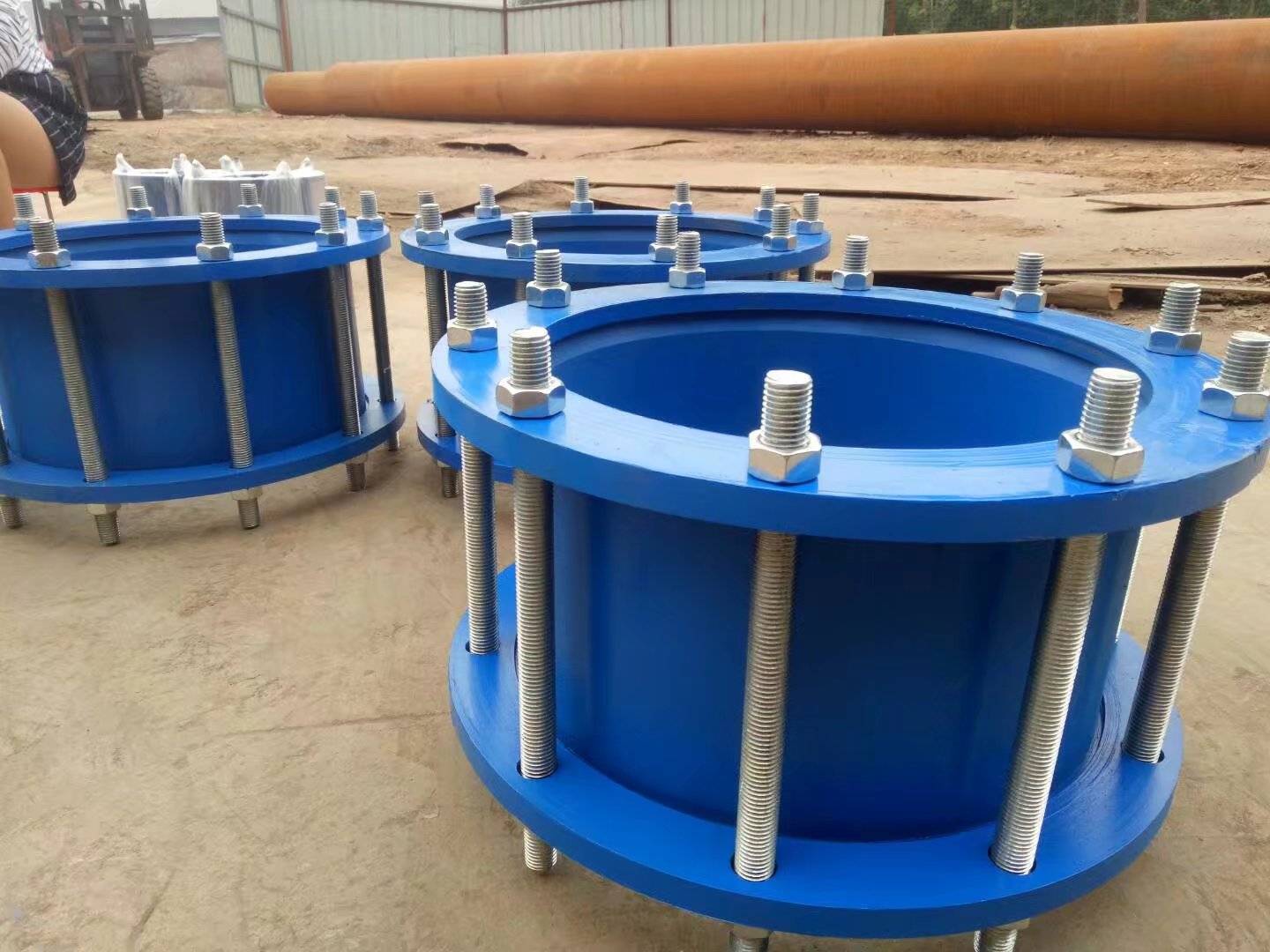 压盖式伸缩接头主要由:压盖,本体,密封圈,螺杆,螺母,螺栓组成.