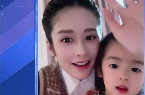 服装|颖儿付辛博太恩爱了，携两岁女儿为老公加油，女儿捂脸太可爱