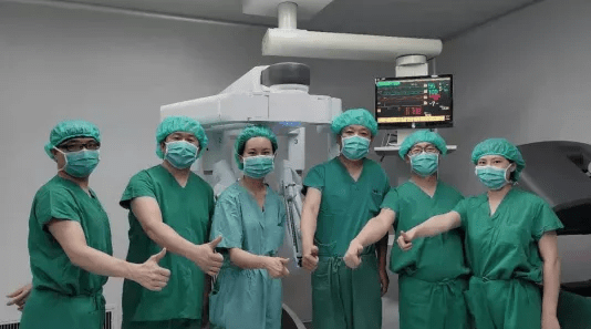 韩洪|“利器”加持！达芬奇机器人助力三中心胸外科摘除肿瘤