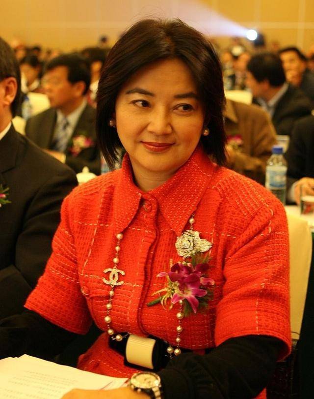姨奶奶|女人老了也能有魅力，胡慧中皮肤松弛依旧优雅，哪像孙俪的姨奶奶