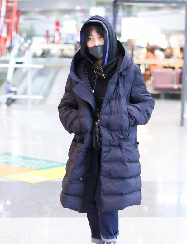小孩|张子枫没长大,卫衣配牛仔裤还跟小孩似的,演技出众私下也羞涩