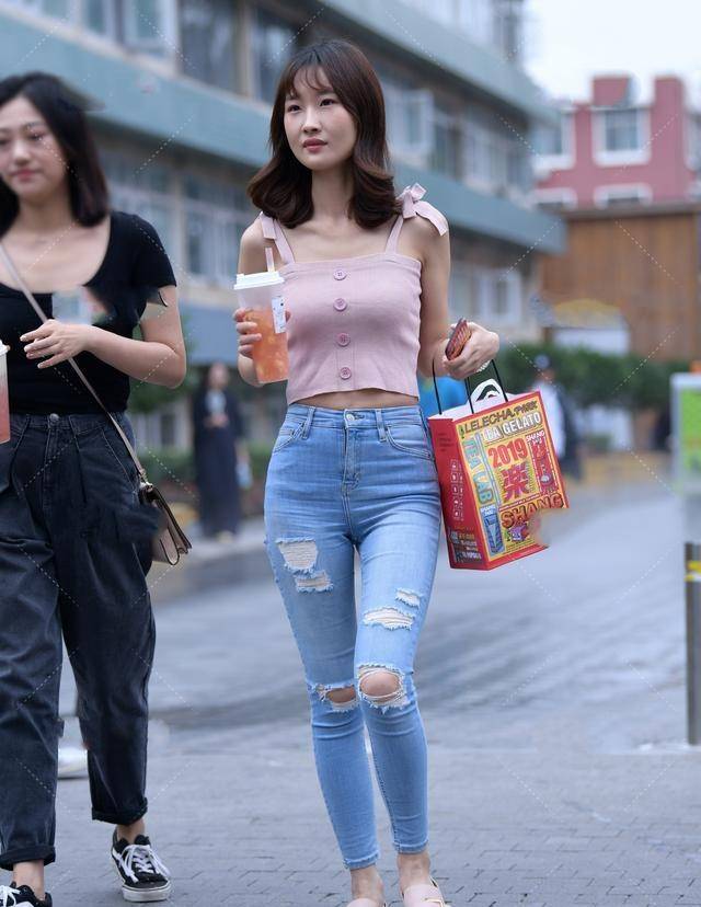 身材|粉色吊带搭配淡蓝色破洞牛仔裤，时尚简约，青春有活力