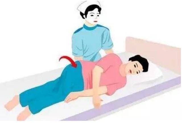 要给患者勤翻身,一般情况下,两个小时左右就要给患者变化一下体位
