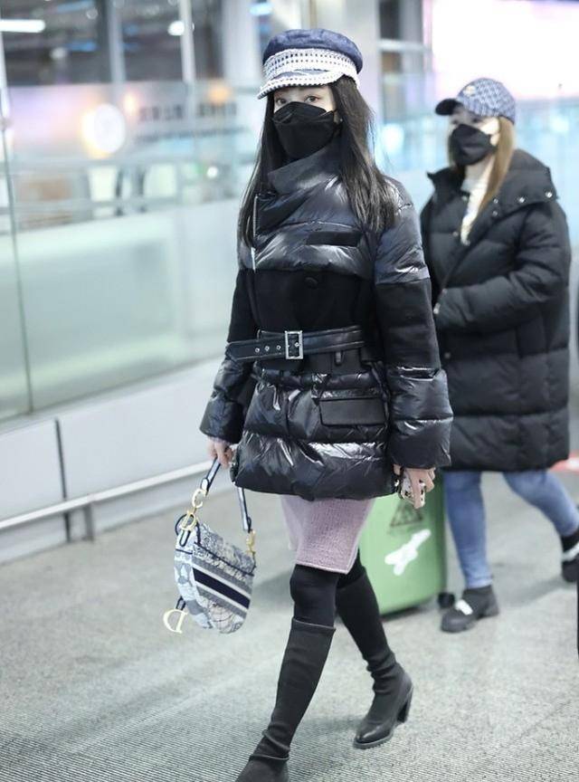 进行|张韶涵私底下真是太帅气了，穿一身黑走机场，气场十足走路带风