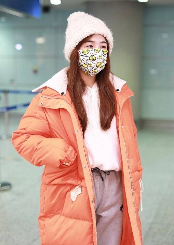 张含韵|张含韵真有30多了?穿萝卜色羽绒服跟小姑娘似的,也太可爱了