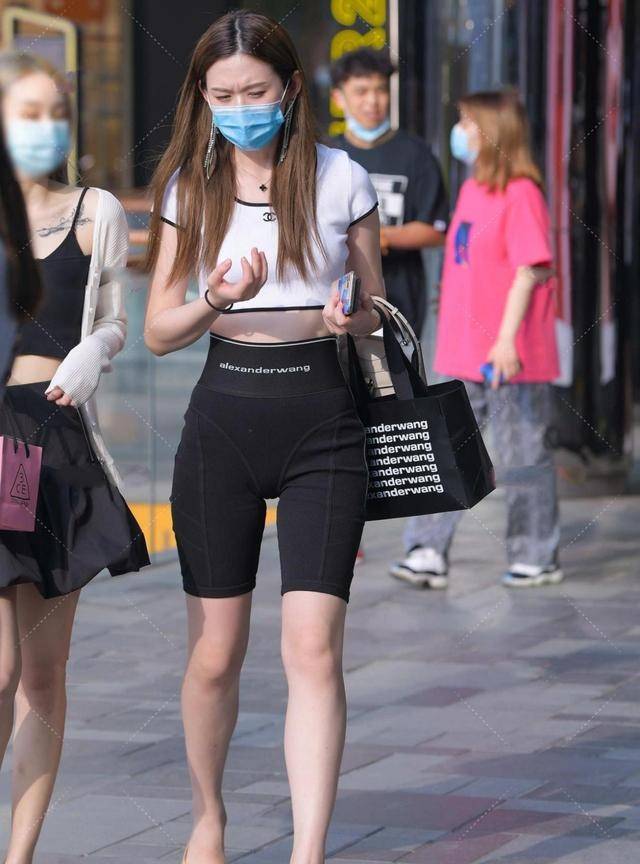 黑色|紧身五分裤,一不小心就容易穿出俗气,上衣搭配就显得非常重要了