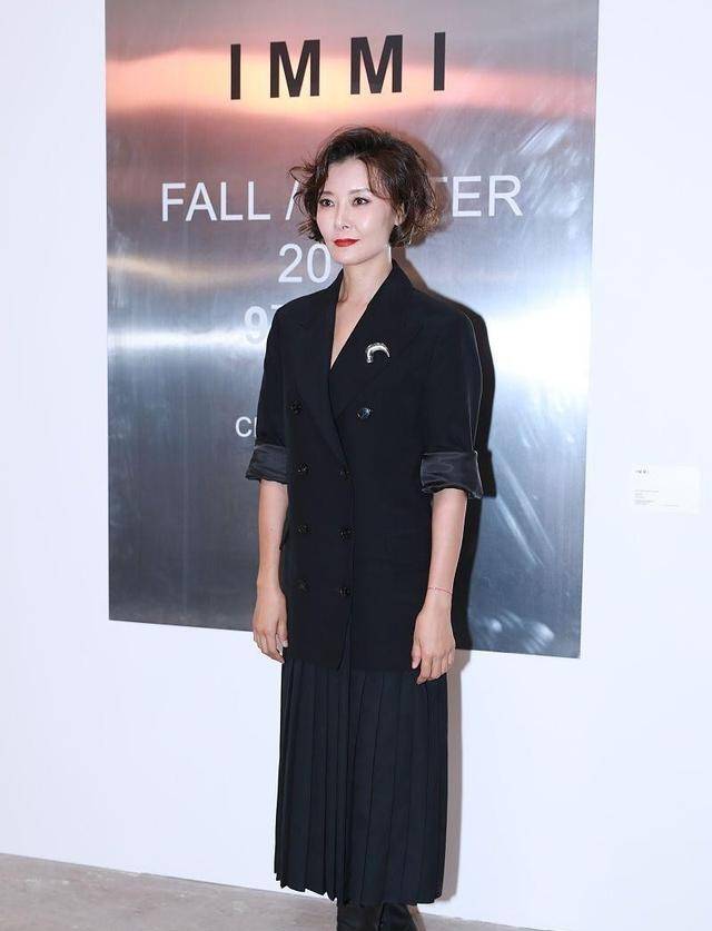 因为|女人还是优雅点好，柯蓝就算顶着老气的发型，依旧给人高贵感