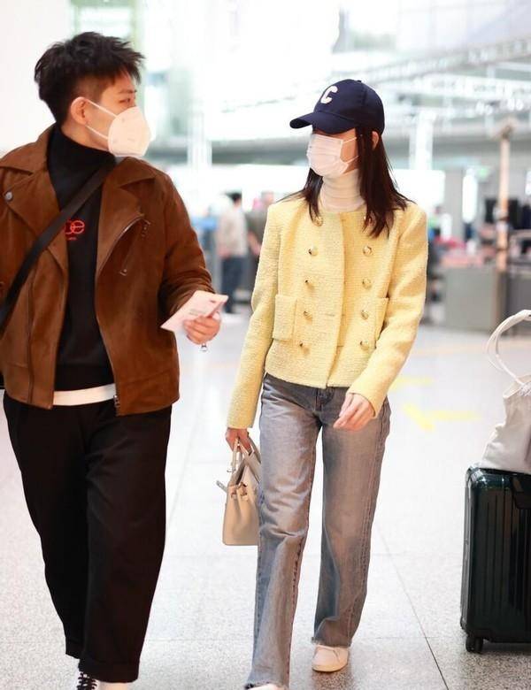 服装|董洁虽然40多了，但素颜依旧能打，除了面容稍显憔悴没缺点