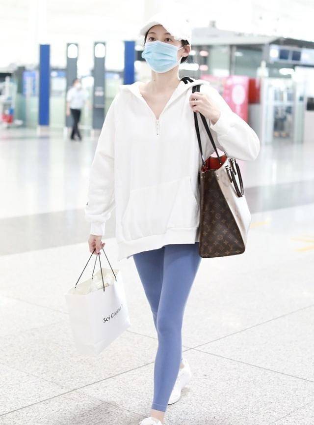 杨颖|郑恺老婆苗苗和杨颖同框,虽然年纪相仿,但同为辣妈气质却不同