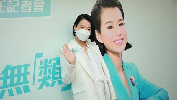 黑色|胡杏儿为捞金真是拼，挺8月孕肚现身记者会，一身西装还挺显瘦