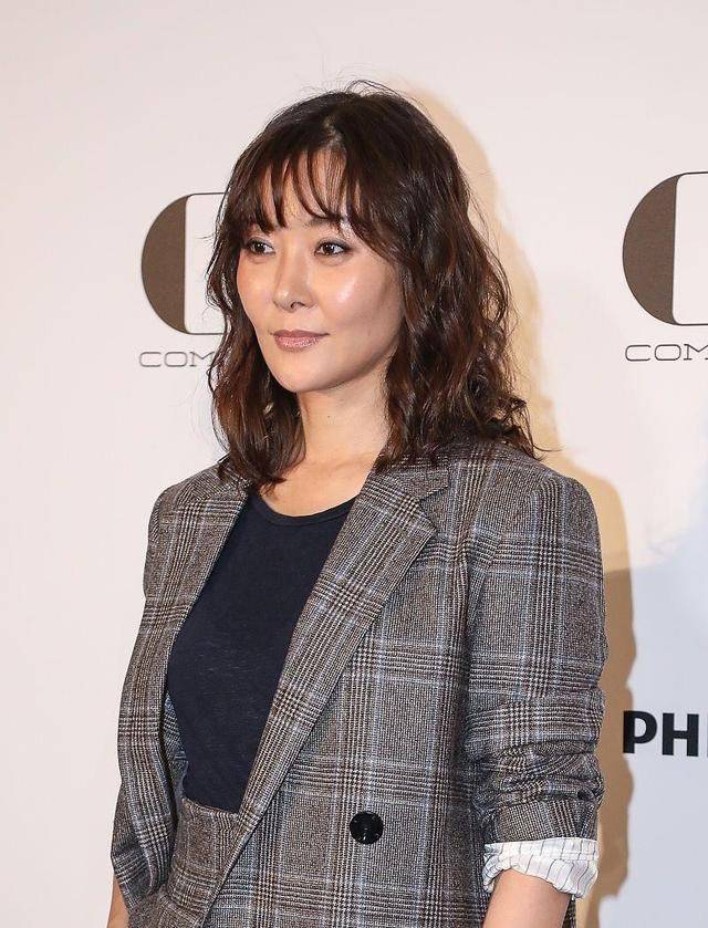 因为|女人还是优雅点好，柯蓝就算顶着老气的发型，依旧给人高贵感
