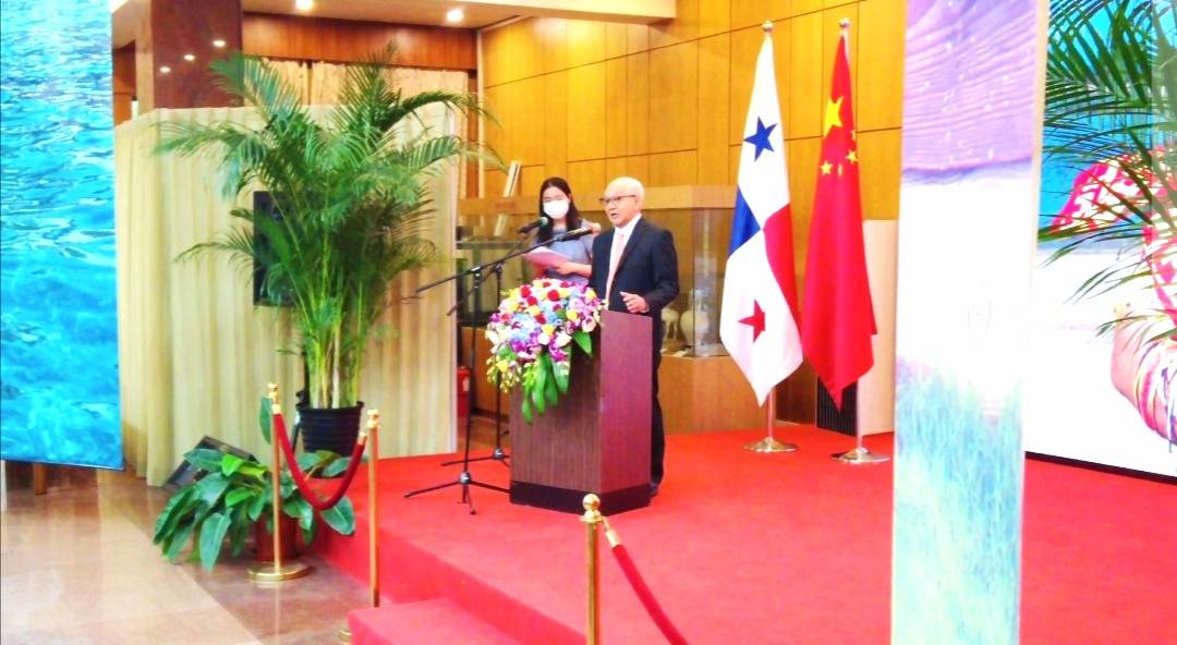 最美外交女主持人刘美希受邀参加巴拿马莫拉刺绣首展感受文化的碰撞