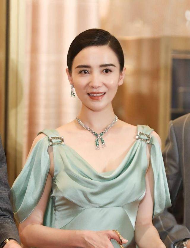 身材|自信的女人真美，宋佳一袭“晃荡领”礼裙，从上往下看也很撩人