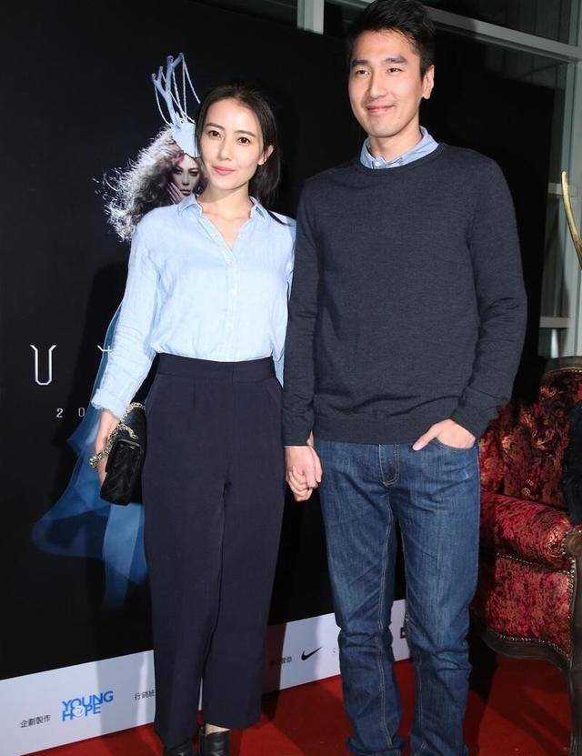 西裤|高圆圆赵又廷虽然是姐弟恋,但手拉手出行真登对,高圆圆看着真嫩