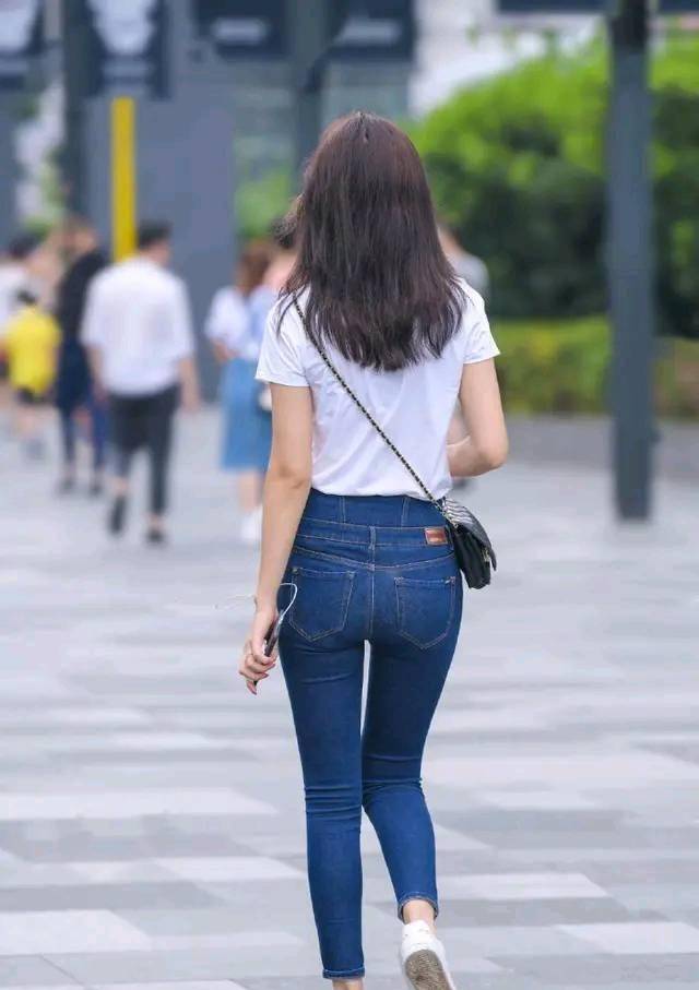 时尚|专题街拍：牛仔裤是每个潮流女人必备的时尚单品