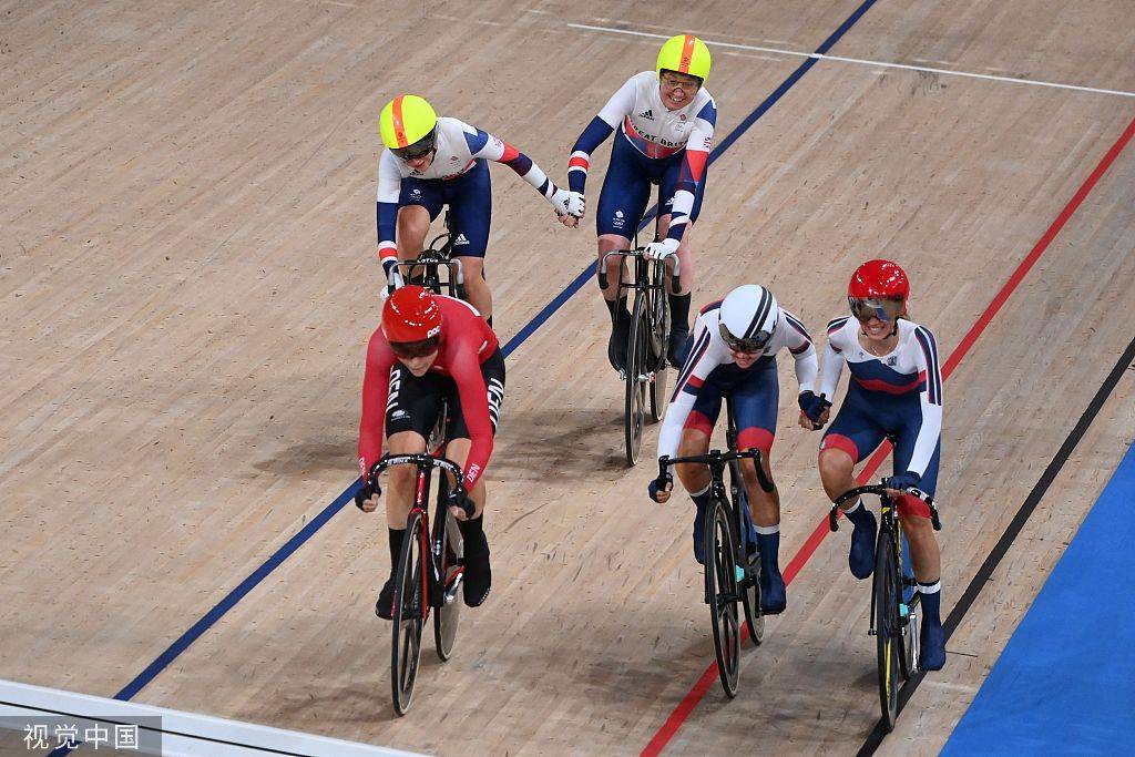高清图:场地自行车麦迪逊赛 英国女队庆祝夺金