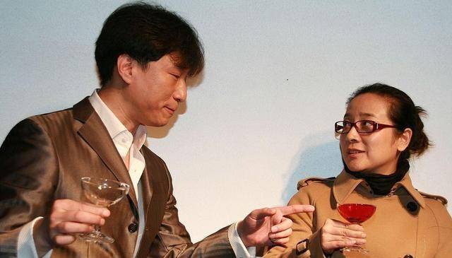 陈小艺真不在乎镜头穿着朴素挺接地气的看着比孙红雷还有气场