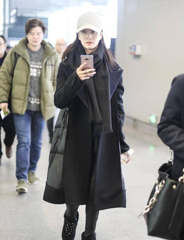 眼袋|倪虹洁还是有些老了,素颜走机场看出了眼袋,但穿衣却挺减龄