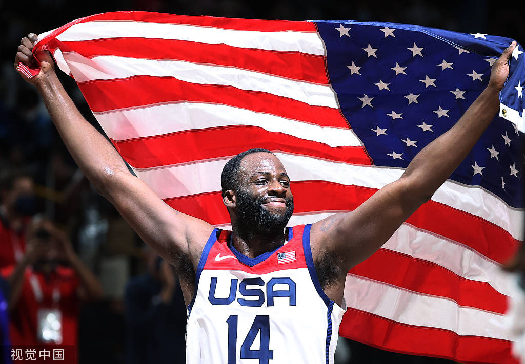 高清图:美国男篮摘得奥运金牌 杜兰特披国旗庆祝