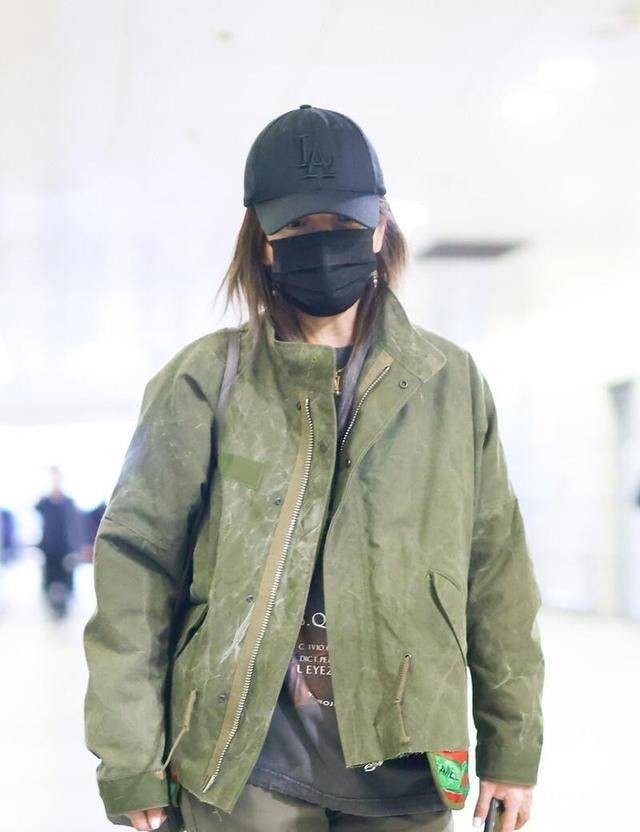 服装|赵薇自从瘦了后越来越时髦了，帅气风也能轻松驾驭，看着还挺显嫩