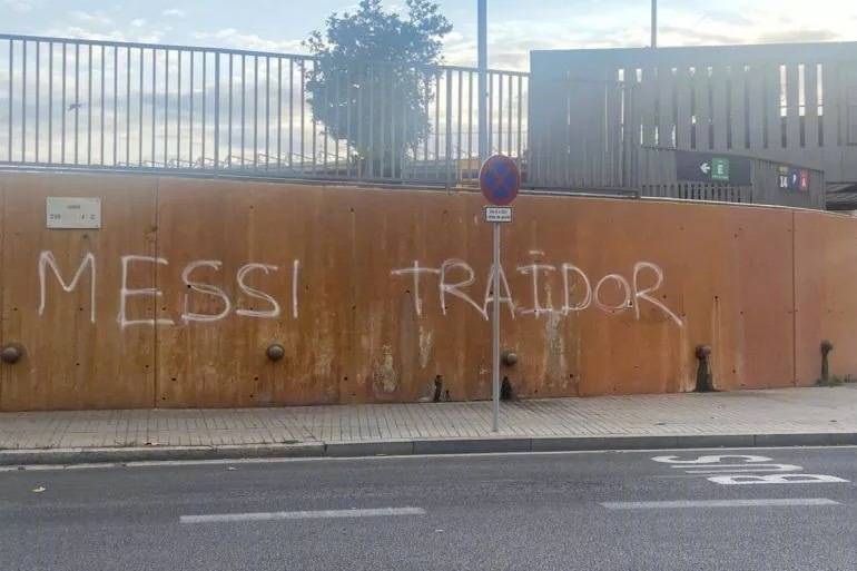 難以理解！諾坎普外的圍牆被塗鴉 寫著：梅西叛徒